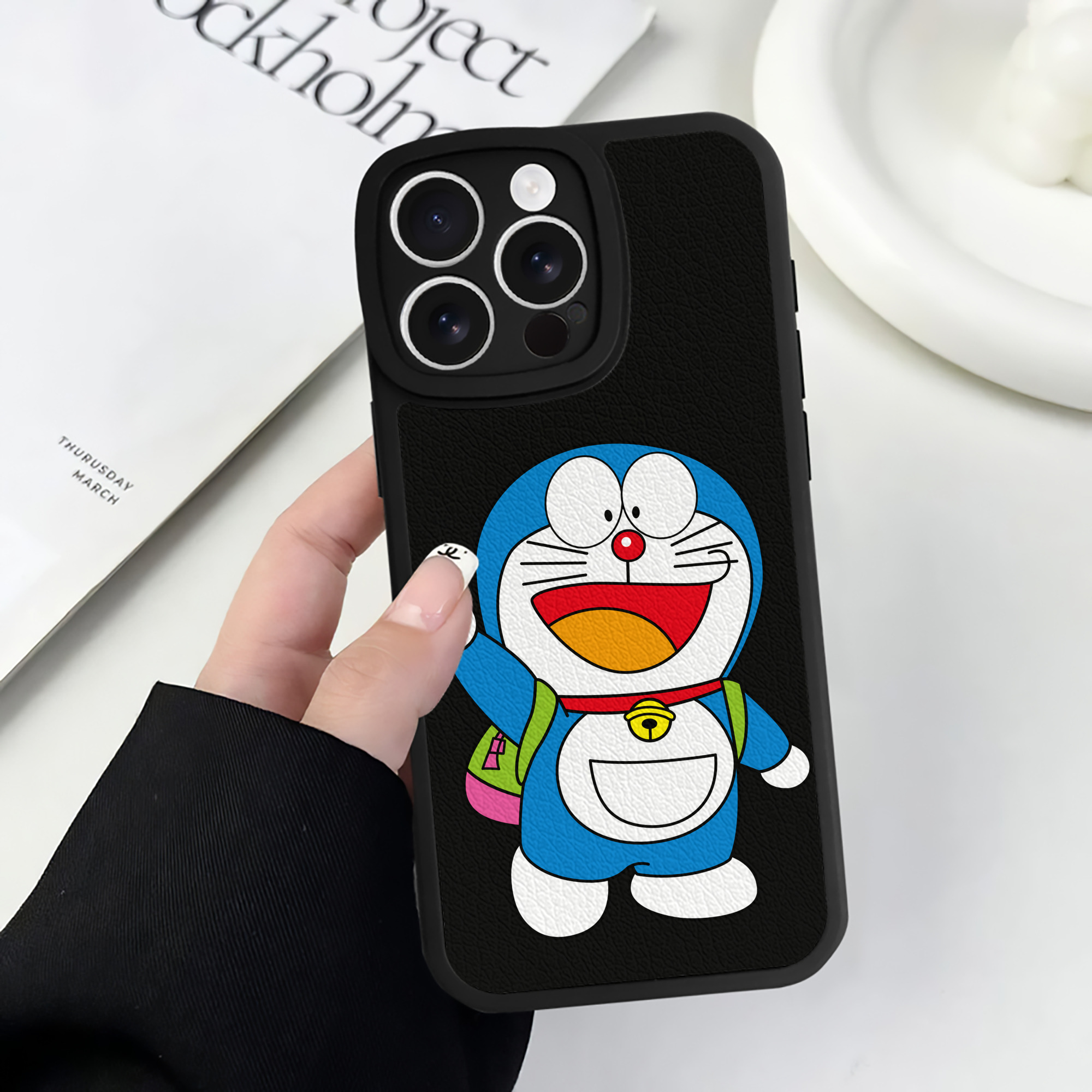 （画像用） ドラえもん Doraemon 【iPhone 16シリーズ対応】シリコンスマホケース（レザー調） 材質：シリコン
